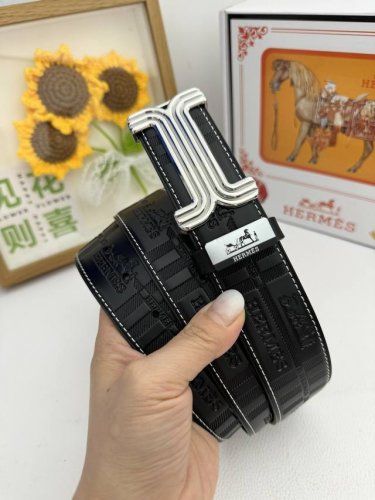品名：爱马仕.Hermès 原单 材质：原单牛皮腰带 百分百头层牛皮腰带保证真皮，24K纯钢扣，专柜原单品质、做工精细，时尚大牌，送人自用首选 包装： 请认准如