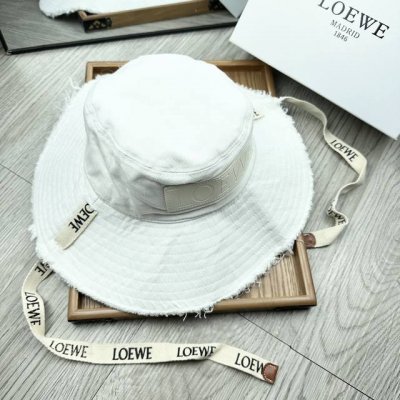Loewe 小辣椒同款色原版料 田园风光渔夫帽 今年帽子第一流行趋势绝对是渔夫帽 今年的渔夫帽满目玲琅 正品开模 非常百搭 男女通用 亲们可以看细节 车线整齐