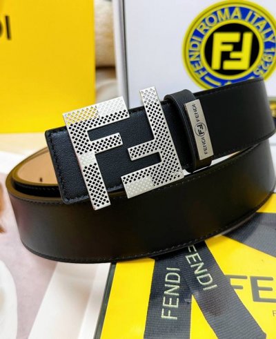 皮带：Fendi.芬迪.顶级原单复刻. 腰带：百分百进口头层牛皮，保证真皮。双层Ff镂空雕花工艺24K纯钢扣，永不掉色小牛皮纹路正反双面使用商场专柜同等质量，