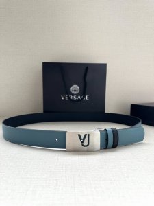 宽度3.5Cm此款35全牛皮皮带，饰有金属Greca搭扣，正面刻有Versace Logo。 Greca Goddess搭扣 Logo雕刻 材质：100%牛皮