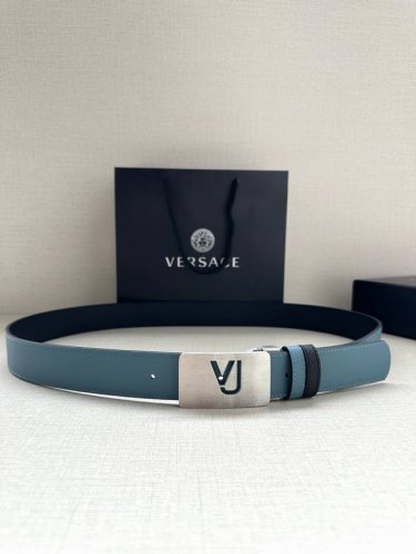 宽度3.5Cm此款35全牛皮皮带，饰有金属Greca搭扣，正面刻有Versace Logo。 Greca Goddess搭扣 Logo雕刻 材质：100%牛皮