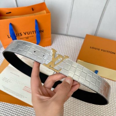 特P180 寬：40Mm 驢家新品 寬度40Mm 原單新品 專櫃在售男士腰帶 全新工藝壓格子文襯托小牛皮底 搭配全新字母扣 雙面可用 多色選