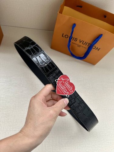 特 本款腰带4.0宽 Lv Pyramide 腰带焕新加入路易威登稀有皮革配饰系列。鳄鱼皮革呈现雍容纹理，Lv Pyramide 搭扣闪耀金属光泽。