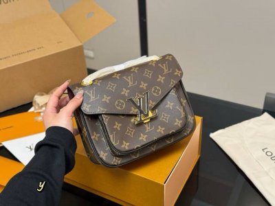 配折叠盒飞机盒 Lv Passy 邮差包 用以攜帶智能手機和其他隨身物， 既時尚又輕便。以柔軟小牛皮製作， 這款收納袋充分展現 Lockme系列的重要元素 尺寸