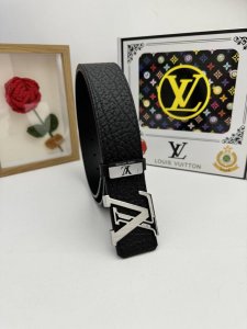 品名：Lv..路易..威登原单 材质：原单牛皮腰带 百分百头层牛皮腰带保证真皮，24K纯钢扣，专柜原单品质、做工精细，时尚大牌，送人自用首选 包装： 请认准如图