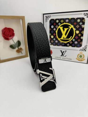 品名：Lv..路易..威登原单 材质：原单牛皮腰带 百分百头层牛皮腰带保证真皮，24K纯钢扣，专柜原单品质、做工精细，时尚大牌，送人自用首选 包装： 请认准如图