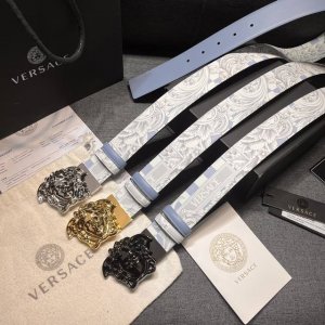 特 范思哲 宽4.0Cm 双面腰带，旋转扣，双面可用 新款男士皮革腰带，饰有立体La Medusa双面搭扣。皮带一面为光滑质地，另一面饰有棋盘格图案和Baroc