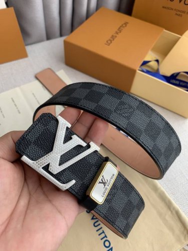 品名： Lv..路易..威登原单 型号：纯钢材质挂扣，新款花纹挂扣，头层牛皮，图片实物拍摄 材料：头层牛皮，挂扣系列，纯钢质扣头，钯镀电镀工艺永不掉色。经典咖格