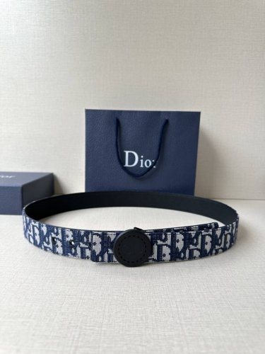 宽度3.5Cm 这款 Dior Charm 腰带扣是夏季男装系列新品，采用不锈钢真空电镀菱饰面精心设计，重新演绎经典的 Dior 标志。可与各式 35 毫米腰带