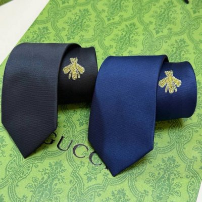 古驰Gucci小蜜蜂男士领带系列蜜蜂斜纹领带 ，稀有展现精湛手工与时尚优雅的理想选择，这款领带将标志性的主题动物小蜜蜂与斜纹织带完美的结合，以时尚搭配手法演绎的