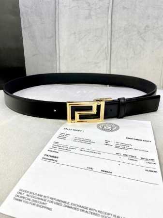宽度3.5cm VERSACE 范思哲 此款光滑平纹小牛皮腰带饰有一枚几何形状的希腊回纹搭扣，可搭配正装或休闲装。 - 点击图像关闭