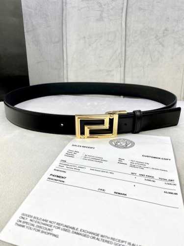 宽度3.5cm VERSACE 范思哲 此款光滑平纹小牛皮腰带饰有一枚几何形状的希腊回纹搭扣，可搭配正装或休闲装。