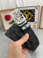 品名：Lv..路易..威登自动带 材质：原单牛皮腰带 百分百头层牛皮腰带保证真皮，24K纯钢扣，专柜原单品质、做工精细，时尚大牌，送人自用首选 包装： 请认准如