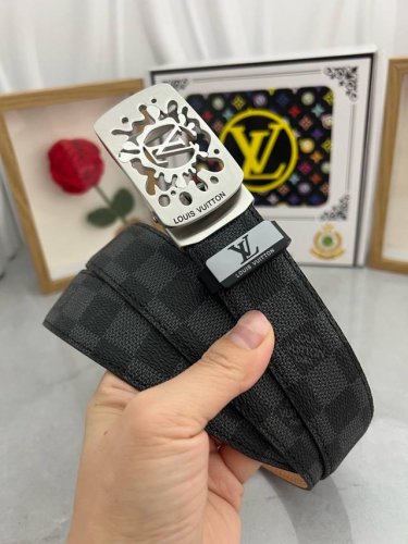 品名：Lv..路易..威登自动带 材质：原单牛皮腰带 百分百头层牛皮腰带保证真皮，24K纯钢扣，专柜原单品质、做工精细，时尚大牌，送人自用首选 包装： 请认准如