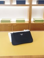 Prada 普拉达 官网同步 高版本 手拿包 全球轰抢单品 原单布料制作 质感超好 日常出门经典百搭 一眼万年的款 非市面普通货 贸易公司订单货 配全套包装礼品