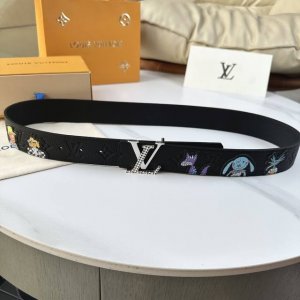 原版包裝 L0Uis Vuitt0N 驢家今季新品 男士原單腰帶 寬度40毫米 卡通人物壓花大圖案 搭配新型復合鋼扣五金 可雙面佩戴 適合沈穩低調的男士使用