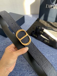 这款 35 毫米双面腰带结合典雅气质与摩登风范。 配一面采用黑色 Dior Gravity 印花效果皮革，以牛皮革融合压花工艺，演绎经典的 Oblique 印花