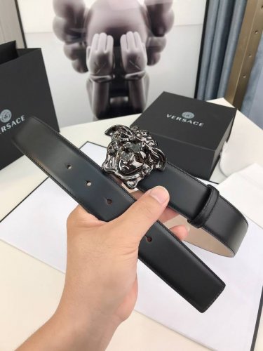 范思哲此款时尚腰带由柔软的小牛皮革制成 饰有立体美杜莎搭扣 4.0Cm宽