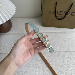 特 罗意威新款光滑牛皮革腰带，饰以金属Loewe标志，宽1.5Cm，五孔调节。颜色：冰川蓝
