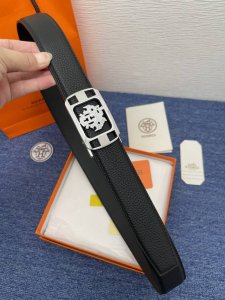品牌 爱马仕自动扣 描述 双面原版皮，原板扣、这款饰有带扣的腰带配以水牛皮衬里，覆以Monogram 牛皮。展现细腻的品牌特质，是牛仔裤的理想配件 自动扣扣；3