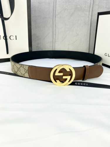 宽度4.0Cm Gucci 这款腰带在春夏系列中惊艳亮相 采用以标志性米色 乌木色组合呈现的品牌双G精品钢扣字母交织图案 与黑色皮革材质相得益彰 双G搭扣采用做