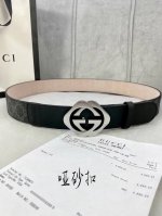 宽度4.0Cm Gucci 这款腰带在早秋系列中惊艳亮相，采用以标志性米色 乌木色组合呈现的品牌双G字母交织图案，与黑色皮革材质相得益彰。双G菱形砂扣采用做旧效