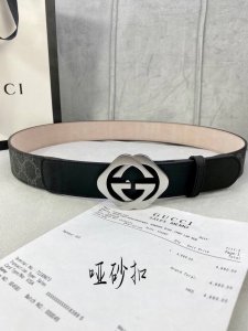 宽度4.0Cm Gucci 这款腰带在早秋系列中惊艳亮相，采用以标志性米色 乌木色组合呈现的品牌双G字母交织图案，与黑色皮革材质相得益彰。双G菱形砂扣采用做旧效