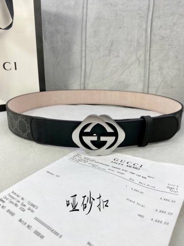宽度4.0Cm Gucci 这款腰带在早秋系列中惊艳亮相，采用以标志性米色 乌木色组合呈现的品牌双G字母交织图案，与黑色皮革材质相得益彰。双G菱形砂扣采用做旧效