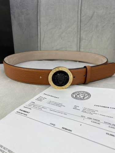 宽度4.0Cm 范思哲 此款水波纹 腰带饰有标志性的Versace美杜莎头像扣，彰显品牌格调。是一款精美的衣橱必备单品。