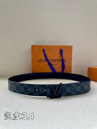 Lv Initiales3.4宽腰带取材 Monogram Eclipse 帆布和素净牛皮，为标志性 Lv 搭扣描绘摩登哑光质感，可令任意造型展露典雅意味 Mo - 点击图像关闭