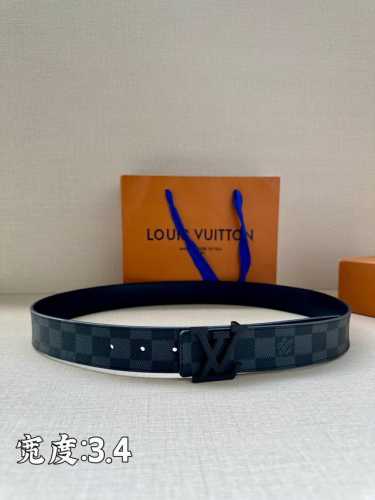 Lv Initiales3.4宽腰带取材 Monogram Eclipse 帆布和素净牛皮，为标志性 Lv 搭扣描绘摩登哑光质感，可令任意造型展露典雅意味 Mo