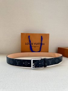 特P180 本款3.4宽腰带取材路易威登经典 Monogram 帆布，为圆润搭扣镂刻 Lv 字母 Monogram 帆布 正绒面革内衬 金属件 搭扣镂刻 Lv