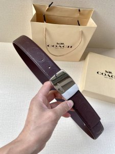 特 3.7Cm 宽 Coach 这款双面腰带采用运动小牛皮制作，配有经典标志带扣，一款产品，两种外观。其合身度可个性定制，可用剪刀进行剪裁。 Saz D45 S