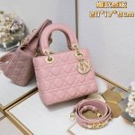 四格羊皮粉色 My Lady 字母系列羊皮金扣 每个女人一生中一定要有一个戴妃包 Lady 不同尺Size也都各有千秋 气质优雅的戴妃包加上了可爱的徽章元素 突