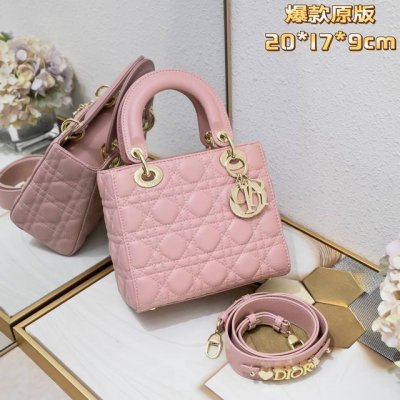 四格羊皮粉色 My Lady 字母系列羊皮金扣 每个女人一生中一定要有一个戴妃包 Lady 不同尺Size也都各有千秋 气质优雅的戴妃包加上了可爱的徽章元素 突
