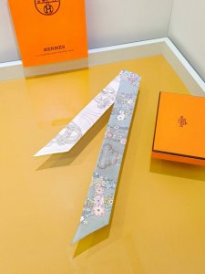 Phms2520 双层双面 5X86Cm斜纹真丝 爱马仕 华丽的缰辔花卉版