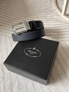 特 Prada 普拉达 专柜同款 男士双面用腰带 宽3.4Cm 带身采用一面saffiano蓝色牛皮另一面黑色光滑牛皮 搭配简约旋转亮白针扣，承载着品牌象征性的