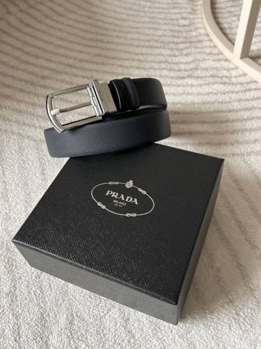 特 Prada 普拉达 专柜同款 男士双面用腰带 宽3.4Cm 带身采用一面saffiano蓝色牛皮另一面黑色光滑牛皮 搭配简约旋转亮白针扣，承载着品牌象征性的