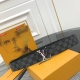 Lv Check 双面腰带以 Damier Infini 压纹皮革和深邃 Damier 帆布演绎两式风尚，再令 Marque L.Vuitton Déposée