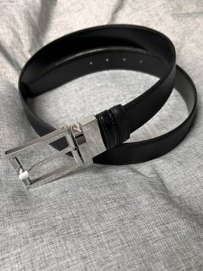 特 Bally 巴利 男士简约商务双用腰带 宽3.4Cm 这款正装腰带一面哑光摔纹黑色皮 另一面进口亮面进口牛皮制成，采用双面设计。正面五金饰有简约造型亮白针扣