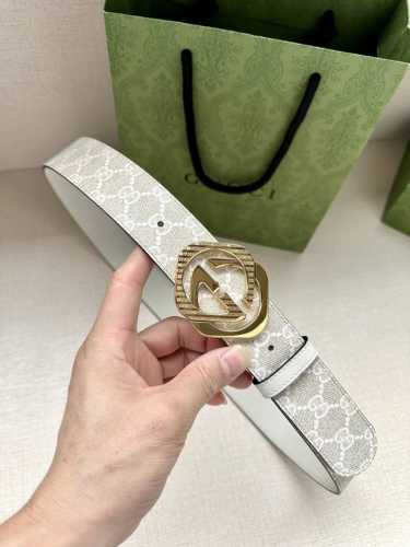 宽度：3.8Cm Gucci经典双G标识依旧是Gucci系列的重要设计元素。这款女士宽版皮革腰带采用米色和白色Gg Supreme帆布制成，沿用这一经典设计。白