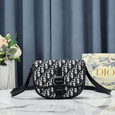 配盒子 。 专柜正品有售 顶级原版质量 Dior男女通用斜挎包，原厂出品，必定精品重金打版复刻原版头层纳帕小牛皮复刻专柜独家布料皮质柔软定制专柜原版五金完美工艺