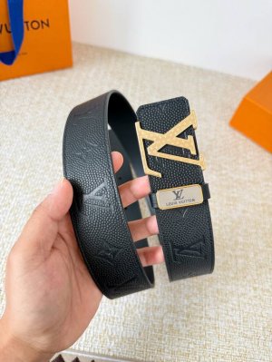 品名： Lv..路易..威登腰带皮带原单 DDD 型号：挂扣，经典纯钢材质挂扣，头层牛皮，图片实物拍摄 DDD 材料：头层牛皮，挂扣系列，纯钢材质扣头，钯镀电镀