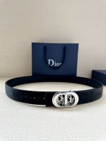 Dior 这款金属覆层黄铜腰带扣是二零二四春季系列新品，展示 Cd Icon 标志和 Oblique Cosmo 图案，致敬 Dior 的经典图案。可与各式 3