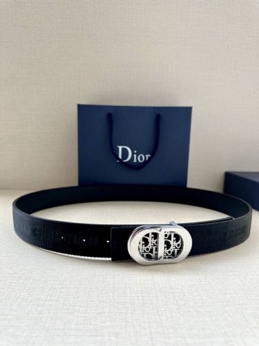 Dior 这款金属覆层黄铜腰带扣是二零二四春季系列新品，展示 Cd Icon 标志和 Oblique Cosmo 图案，致敬 Dior 的经典图案。可与各式 3