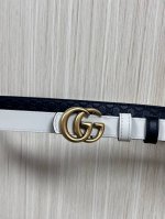 2025秋冬系列焕新演绎富有辨识度的Gg Marmont系列。这款双面窄版腰带采用Gg印花压纹皮革与皮革材质匠心打造，缀饰双G搭扣。 商品细节 一面为黑色Gg印