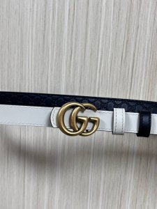 2025秋冬系列焕新演绎富有辨识度的Gg Marmont系列。这款双面窄版腰带采用Gg印花压纹皮革与皮革材质匠心打造，缀饰双G搭扣。 商品细节 一面为黑色Gg印