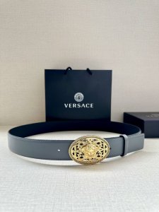 宽度：4.0Cm 范思哲 此款椭圆五金配件、腰带饰有标志性的versace美杜莎头像扣，彰显品牌格调。是一款精美的衣橱必备单品。