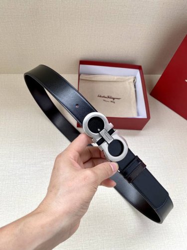 3.5Cm Salvatore Terragamo本季系列特别采用简约的设计风格，重点演绎经典单品，经久耐用，这款优雅的皮带也不例外。两面选用不同色调，选用锤纹