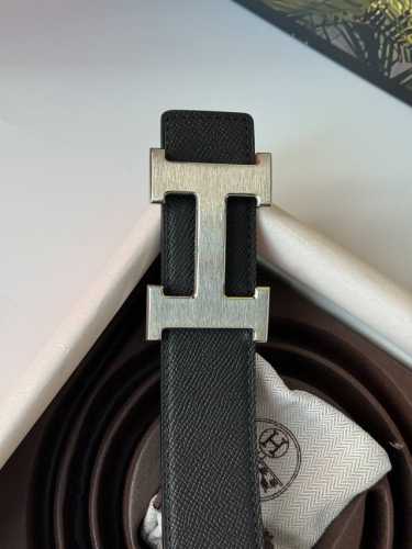 原单品质 随手实拍任何细节经得起检验，从材质到车线到油边到五金工艺，堪称完美，只有高品质才经得起如此随意无美颜无滤镜的真实展现，38Mm的宽度适合儒雅绅士的你。